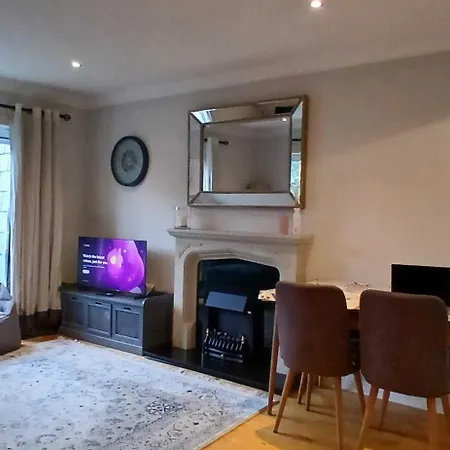 Stylish 2bdr With Large Balcony Near Apartman