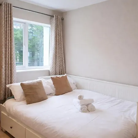 Stylish 2bdr With Large Balcony Near דבלין