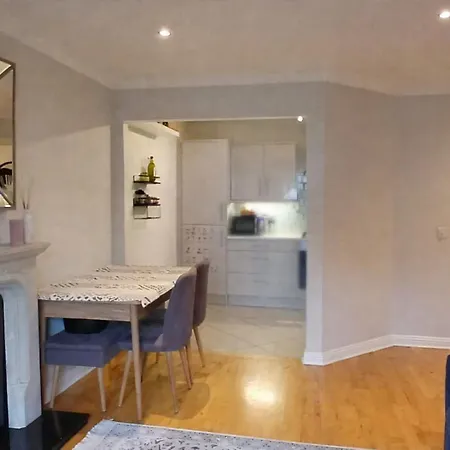 Apartment Stylish 2bdr With Large Balcony Near