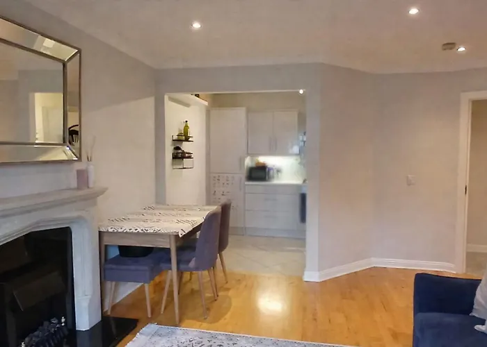 Apartment Stylish 2bdr With Large Balcony Near