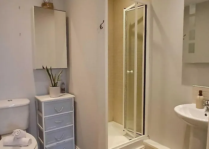 公寓 Stylish 2bdr With Large Balcony Near