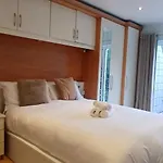 Stylish 2bdr With Large Balcony Near Apartamento